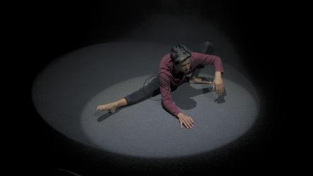 男人在聚光灯下伸展身体[免费商用]