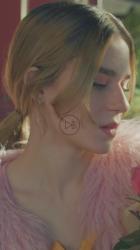 闻花女孩的肖像[免费商用竖屏]