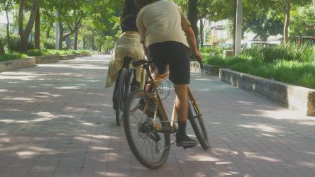 男孩和女孩在骑自行车时曲折前行[4K免费商用]