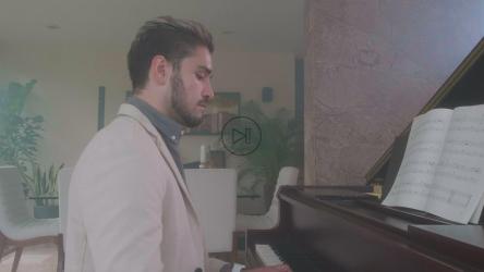 优雅的男人在豪华的家里弹钢琴[4K免费商用]