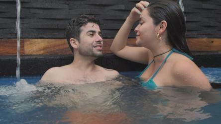 好朋友在游泳池里聊天[免费商用]