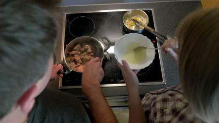 夫妻俩一起做饭[]