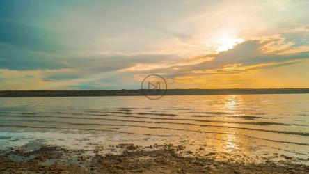 湖面上的日落时间流逝[]