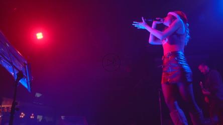 舞台上唱歌的人[4K免费商用]