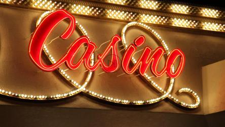 带有“赌场”字样的发光标志[免费商用]