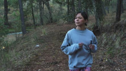 女人在森林里慢跑[免费商用]