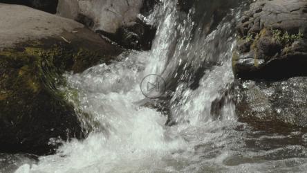 岩石间的水碰撞[4K免费商用]