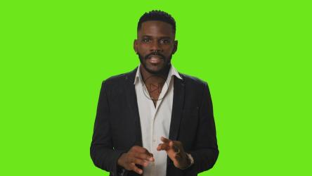 一名男子在色度背景下正面交谈[免费商用]