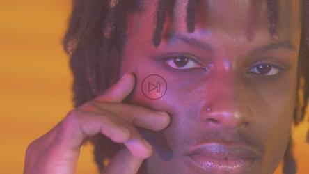 一张迷人的男同性恋的脸直视前方[免费商用]