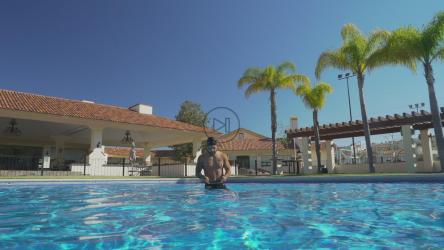 一名男子准备游泳[免费商用]