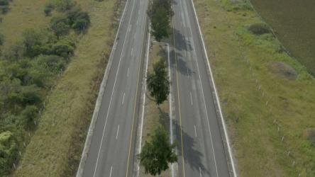 鸟瞰图中穿过山丘的公路[免费商用]