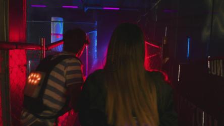 几个朋友玩激光标签玩得很开心[免费商用]