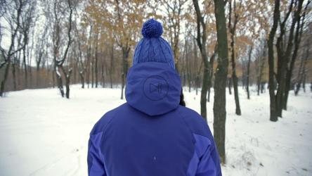 女人在冬天的森林里散步[]