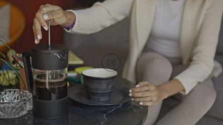 一个年轻女人的早晨咖啡[免费商用]