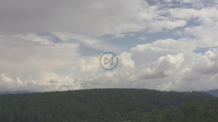 小山上的天空乌云密布[4K免费商用]