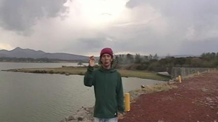 一个戴针织帽的年轻人对着电影摄影机做傻事[免费商用]