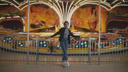 女子站在游乐园前[免费商用]