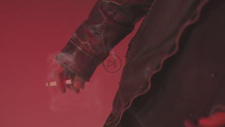 一个打扮成魔鬼抽烟的男人[免费商用]