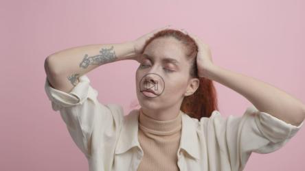 粉红色背景上的女人慢慢地移动她的头发[免费商用]