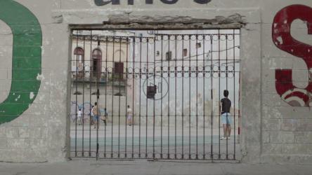 年轻人在操场上踢足球[免费商用]