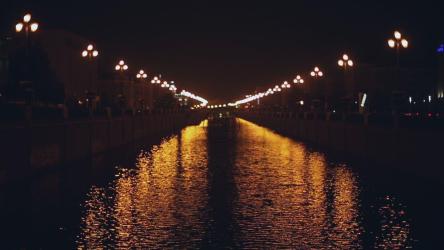 城市夜晚灯光在水面上反射[]