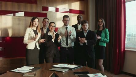 商界人士在办公室鼓掌[]