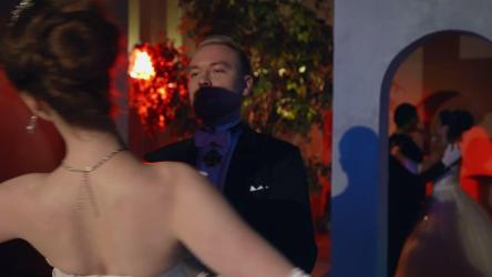 快乐的公主和王子在空荡荡的舞厅里跳舞[]