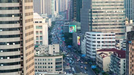 从上方看，这是一座大城市中的一条长长的大道[4K]