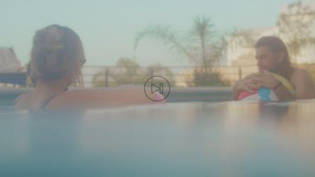 一群朋友在放松[4K免费商用]