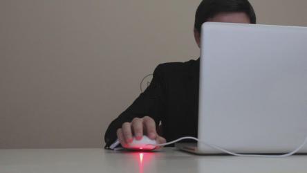 西装男子对着电脑[]