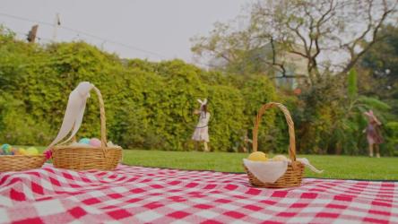 一对女孩在花园里寻找复活节彩蛋[免费商用]