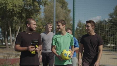 来踢足球的男人[免费商用]