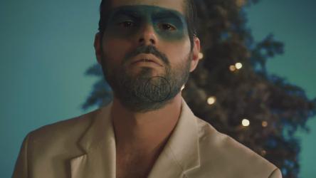 化着冬季风格妆容的男人[免费商用]