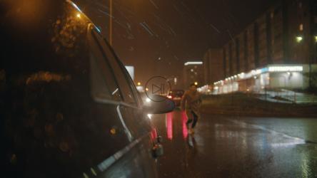 一个雨夜，一名男子跑上车[4K]