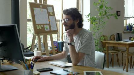 一名男子在电脑前休息并喝咖啡[]