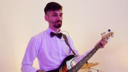 乐队在明亮的录音室里表演歌曲[4K]