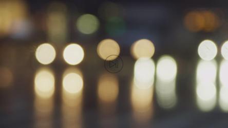 汽车灯光在街上模糊了[]