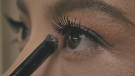 在眼睑上化妆时看起来像个女孩[免费商用]