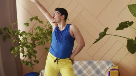 留着小胡子的家伙在做模拟舞蹈时玩得很开心[]