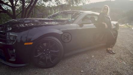 靠在豪华黑色轿车上的女人[免费商用]