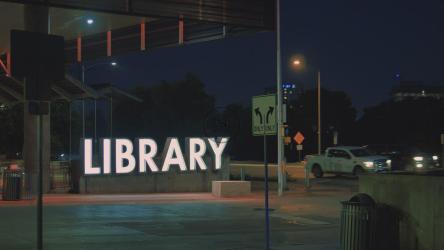 一个晚上有车有人的街道[免费商用]