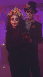 一对猫獾的肖像，手里拿着一张照片[免费商用竖屏]