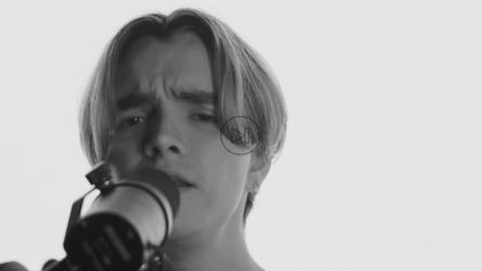 Face of a man singing in front of a microphone[4K免费商用]