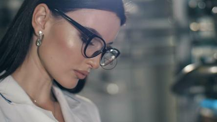 在工厂里用平板电脑工作的女人[]