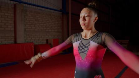 年轻的体操运动员在体育馆里跳舞[免费商用]