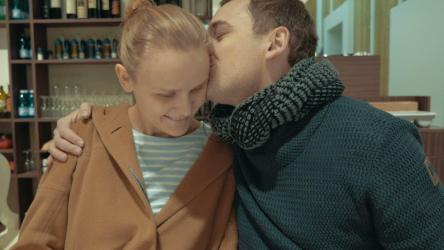 情侣在咖啡馆合影[]