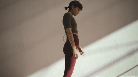 女人在Natarajasana主的舞蹈姿势[免费商用]