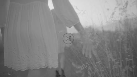 两个穿着白色衣服的女人穿过田野[免费商用]