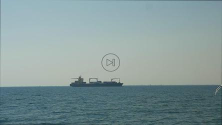 大海中的大型集装箱船[]