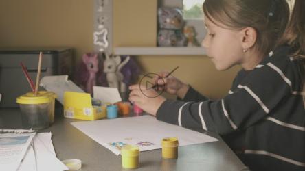 小女孩在家里的床单上画画[4K]